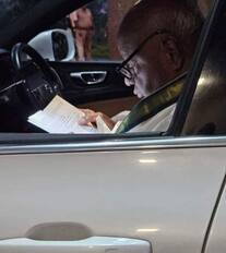 ಕಾರನಲ್ಲಿ ಶ್ಲೋಕ ವಾಚಿಸುತ್ತಿರುವ ಮಾಜಿ ಪ್ರಧಾನಿ ಎಚ್.ಡಿ.ದೇವೇಗೌಡ | Kannada Prabha